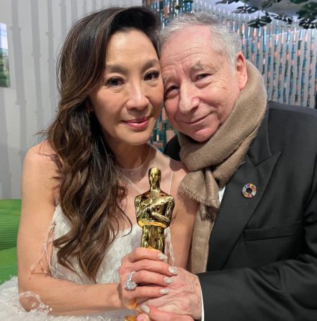 Michelle Yeoh and her partner Jean Todt took a picture as they held the Oscar.